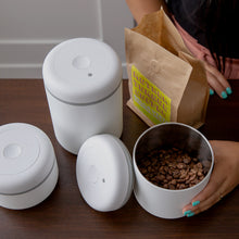 Načítať obrázok do zobrazovača galérie, Fellow Atmos Vacuum Canister/0.7 L Rôzne farby/Vákuová dóza na kávu
