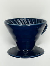 Načítať obrázok do zobrazovača galérie, Hario V60-02 Keramický dripper+ 40ks filtrov farebné

