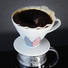 Načítať obrázok do zobrazovača galérie, Hario V60-02 Tachikichi Shozui Ceramic Coffee Dripper/Biely umelecký pre šťastie
