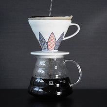 Načítať obrázok do zobrazovača galérie, Hario V60-02 Tachikichi Shozui Ceramic Coffee Dripper/Biely umelecký pre šťastie
