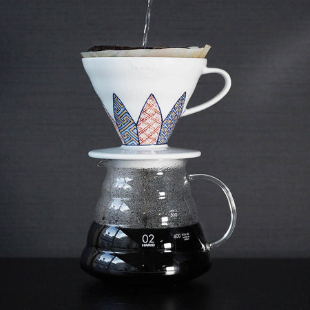 Hario V60-02 Tachikichi Shozui Ceramic Coffee Dripper/Biely umelecký pre šťastie
