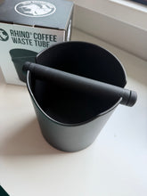 Načítať obrázok do zobrazovača galérie, Rhino Coffee Gear Waste Tube Black/Odklepávač kávy
