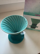 Načítať obrázok do zobrazovača galérie, Hario Immersion Switch Dripper V60-02 keramický tyrkysový+ filtre
