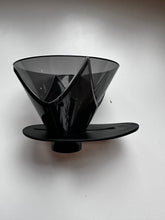Načítať obrázok do zobrazovača galérie, Hario V60 One Pour Dripper Mugen čierny/V zľave
