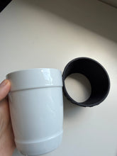 Načítať obrázok do zobrazovača galérie, Moccamaster Coffee Mug – náhradný porcelánový pohár so silikónovým gripom čierno-biely
