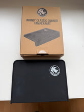Načítať obrázok do zobrazovača galérie, Rhino Classic Corner Tamper Mat/Gumová podložka rohová čierna
