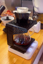 Načítať obrázok do zobrazovača galérie, Čierny 3D stojan na prípravu Hario V60
