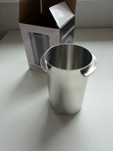 Načítať obrázok do zobrazovača galérie, Studio Barista Dosing Cup/Nerezová odmerka 58 mm
