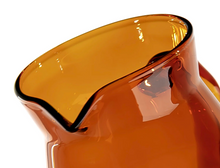 Načítať obrázok do zobrazovača galérie, Icosa Wave Cyclone decanter 400 ml a 550ml jantárová/CYCLONE  SENSORY CARAFE Autumn Amber

