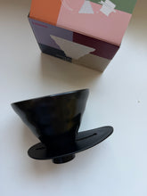 Načítať obrázok do zobrazovača galérie, Hario Switch &amp; Match keramický dripper V60 02/Olivový, čierny a ružový

