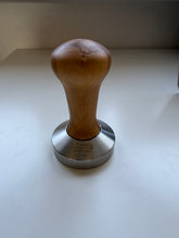 Načítať obrázok do zobrazovača galérie, Motta tamper olivové drevo 58mm a 58,5mm
