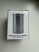 Načítať obrázok do zobrazovača galérie, Studio Barista Dosing Cup/Nerezová odmerka 58 mm
