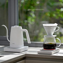 Načítať obrázok do zobrazovača galérie, Hario Lyra Electric Kettle 800 ml Black/Konvica elektrická čierna
