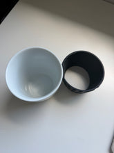 Načítať obrázok do zobrazovača galérie, Moccamaster Coffee Mug – náhradný porcelánový pohár so silikónovým gripom čierno-biely
