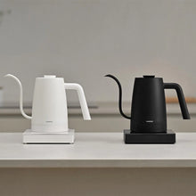 Načítať obrázok do zobrazovača galérie, HARIO Lyra Electric Precision Kettle 800 ml / elektrická konvica biela a čierna
