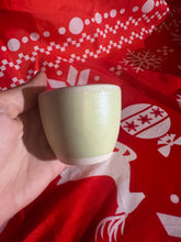 Načítať obrázok do zobrazovača galérie, HUBERAMICS Keramická šálka na kávu 80ml/Zelenkavá/Výstavný kus v zľave
