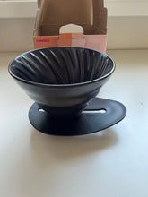 Načítať obrázok do zobrazovača galérie, Hario Switch &amp; Match keramický dripper V60 02/Olivový, čierny a ružový
