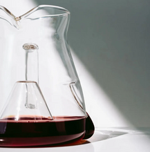 Načítať obrázok do zobrazovača galérie, Icosa Wave Cyclone decanter 400 ml a 550ml/CYCLONE  SENSORY CARAFE
