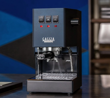 Načítať obrázok do zobrazovača galérie, Gaggia Classic Evo E24/Pákový espresso kávovar/Žltá, oranžová a modrá farba
