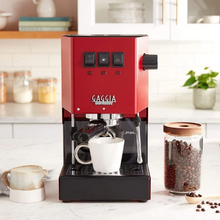Načítať obrázok do zobrazovača galérie, Gaggia Classic Evo E24 červená/Pákový espresso kávovar
