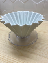 Načítať obrázok do zobrazovača galérie, Držiak na dripper Origami - drevený, plastový a živicový
