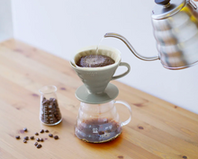 Načítať obrázok do zobrazovača galérie, Hario V60-02 Keramický dripper+ 40ks filtrov farebné
