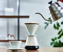 Načítať obrázok do zobrazovača galérie, Hario keramický dripper na kávu V60-02/Biely a červený
