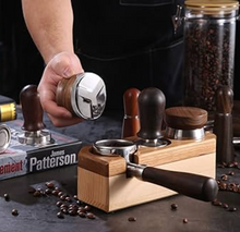 Načítať obrázok do zobrazovača galérie, Studio Barista distribútor kávy 58 mm orech
