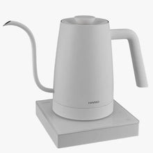 Načítať obrázok do zobrazovača galérie, HARIO Lyra Electric Precision Kettle 800 ml / elektrická konvica biela a čierna
