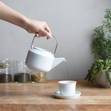 Načítať obrázok do zobrazovača galérie, Kinto Leaves to Tea Teapot/Konvica na čaj/600ml čierna
