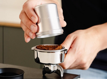 Načítať obrázok do zobrazovača galérie, Studio Barista Dosing Cup/Nerezová odmerka 58 mm
