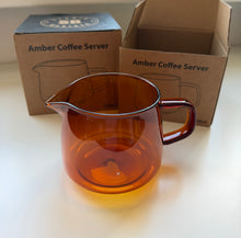 Načítať obrázok do zobrazovača galérie, Studio Barista Amber coffee server 300ml/Sklenený decanter jantárový sépia
