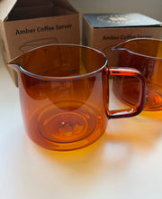 Načítať obrázok do zobrazovača galérie, Studio Barista Amber coffee server 500ml/Sklenený decanter jantárový sépia
