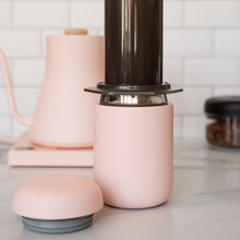 Načítať obrázok do zobrazovača galérie, Fellow Carter Everywhere termo hrnček 473ml/Ružová a čierna farba
