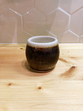Načítať obrázok do zobrazovača galérie, Keramická šálka na kávu-Lesklá hnedá s obrubou
