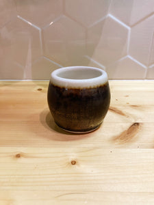 Keramická šálka na kávu-Lesklá hnedá s obrubou